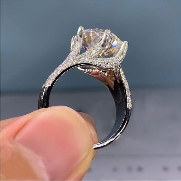 925 Sterling Silver 5 Carat Mossanite Diamond Ring New in Gift Box - Picture 3 of 6